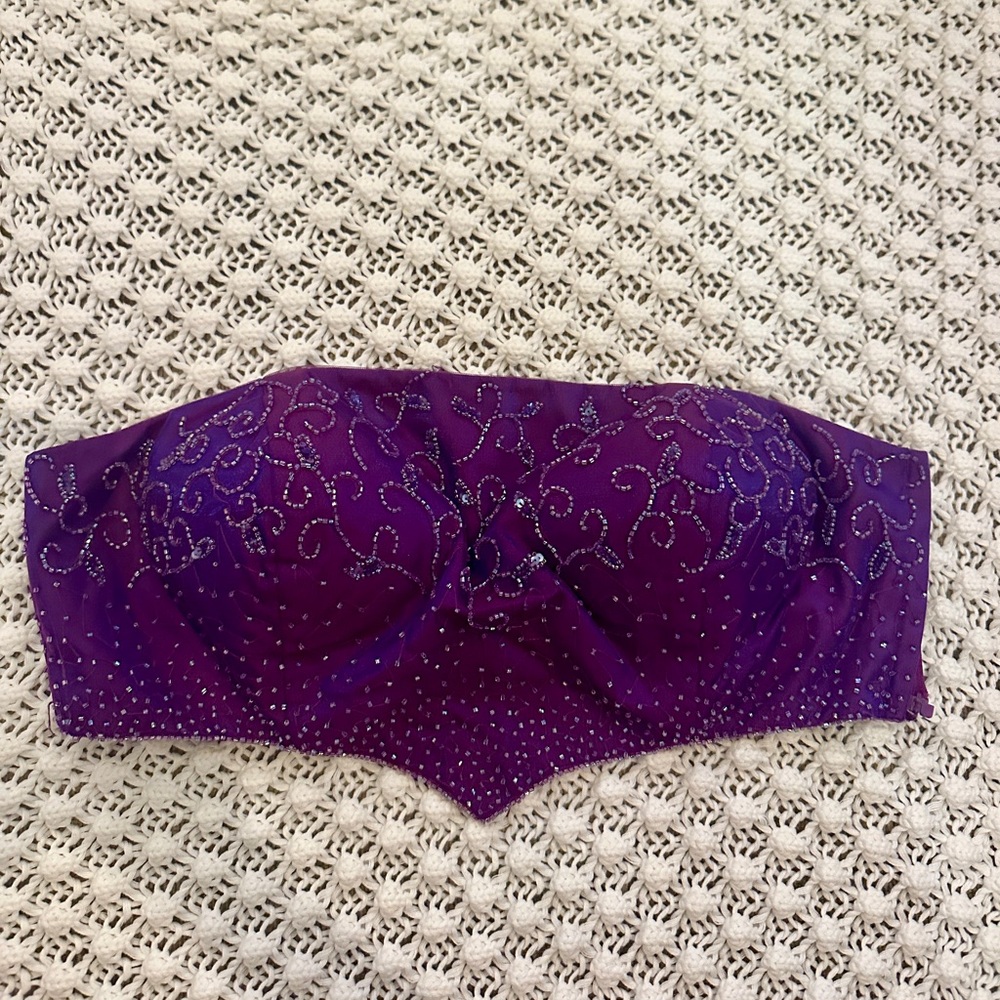 Beautiful embellished vintage bustier for larger chests💜